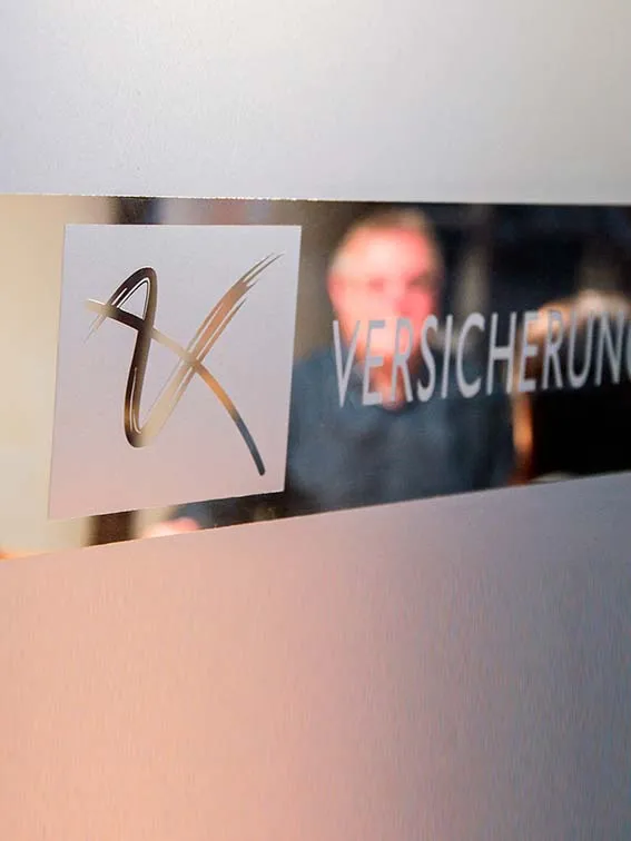 Milchglastür mit dem Logo des Ammerländer Versicherungskontors
